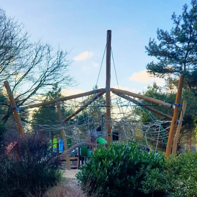 De speeltuin van Landal Heideheuvel op de Veluwe. Ook voor wat oudere kinderen zijn er leuke onderdelen, zoals bijvoorbeeld dit klimrek. 