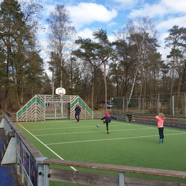 Naast het multisportveld, is er ook een tennisbaan.