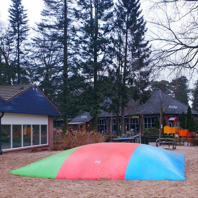 Een air trampoline vinden onze kinderen ook altijd erg leuk. Daar kunnen ze lekker hun energie kwijt. 