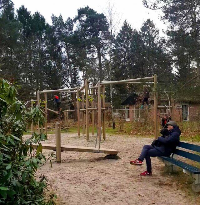 Landal Heideheuvel op de Veluwe: natuur, knutselen en zwembad. Naast de speeltuin in het centrum, zijn er ook verspreid over het park leuke speeltuinen. Zo had de speeltuin naast nummer 121 een leuk klimrek. 