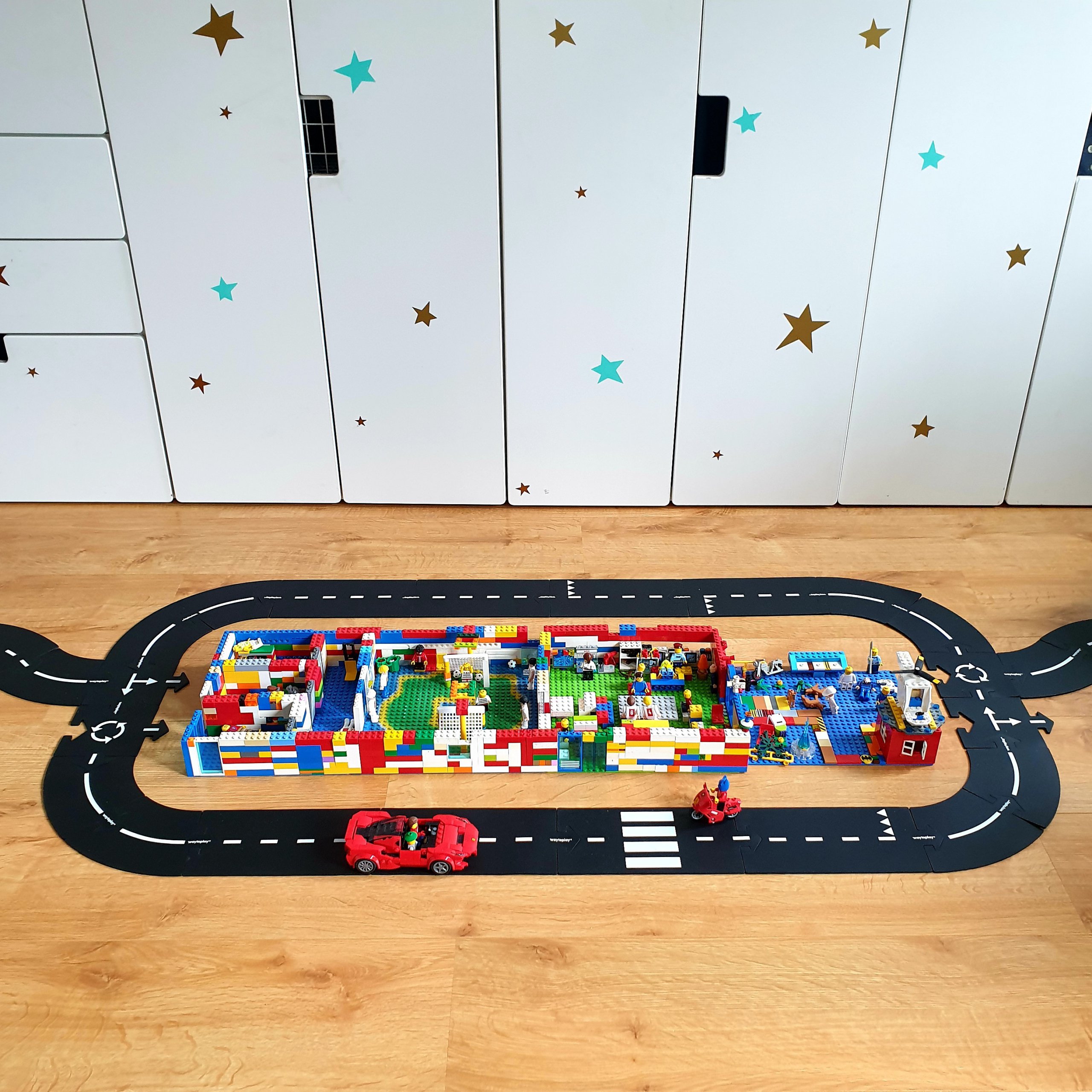 Way to Play flexibele autobaan: leuk binnenspeelgoed en buitenspeelgoed. Waytoplay kun je ook leuk combineren met LEGO.