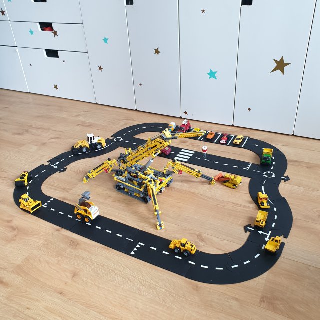 Way to Play flexibele autobaan: leuk binnenspeelgoed en buitenspeelgoed. Speelgoed is het leukste als je er heel veel verschillende dingen mee kunt doen. De flexibele autobaan van Way to Play is van dat speelgoed. Deze autoweg is namelijk heel leuk binnenspeelgoed en buitenspeelgoed. In dit artikel laat ik de autoweg zien, waar je hem binnenhuis en buitenshuis kunt gebruiken en met welk ander speelgoed je het kunt combineren.