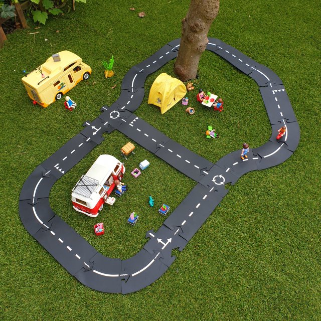 Way to Play flexibele autobaan: leuk binnenspeelgoed en buitenspeelgoed. Zoals deze camping van waytoplay en een Playmobil kampeerbusje en tent.