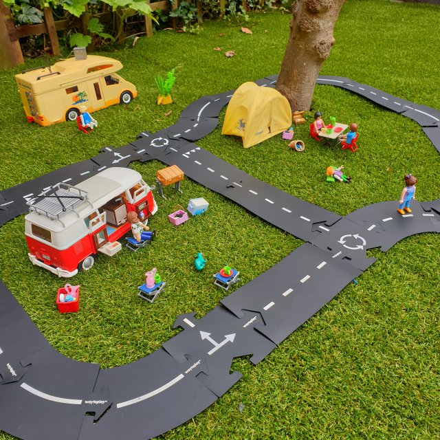 Way to Play flexibele autobaan: leuk binnenspeelgoed en buitenspeelgoed. Zoals deze camping van waytoplay en een Playmobil kampeerbusje en tent.
