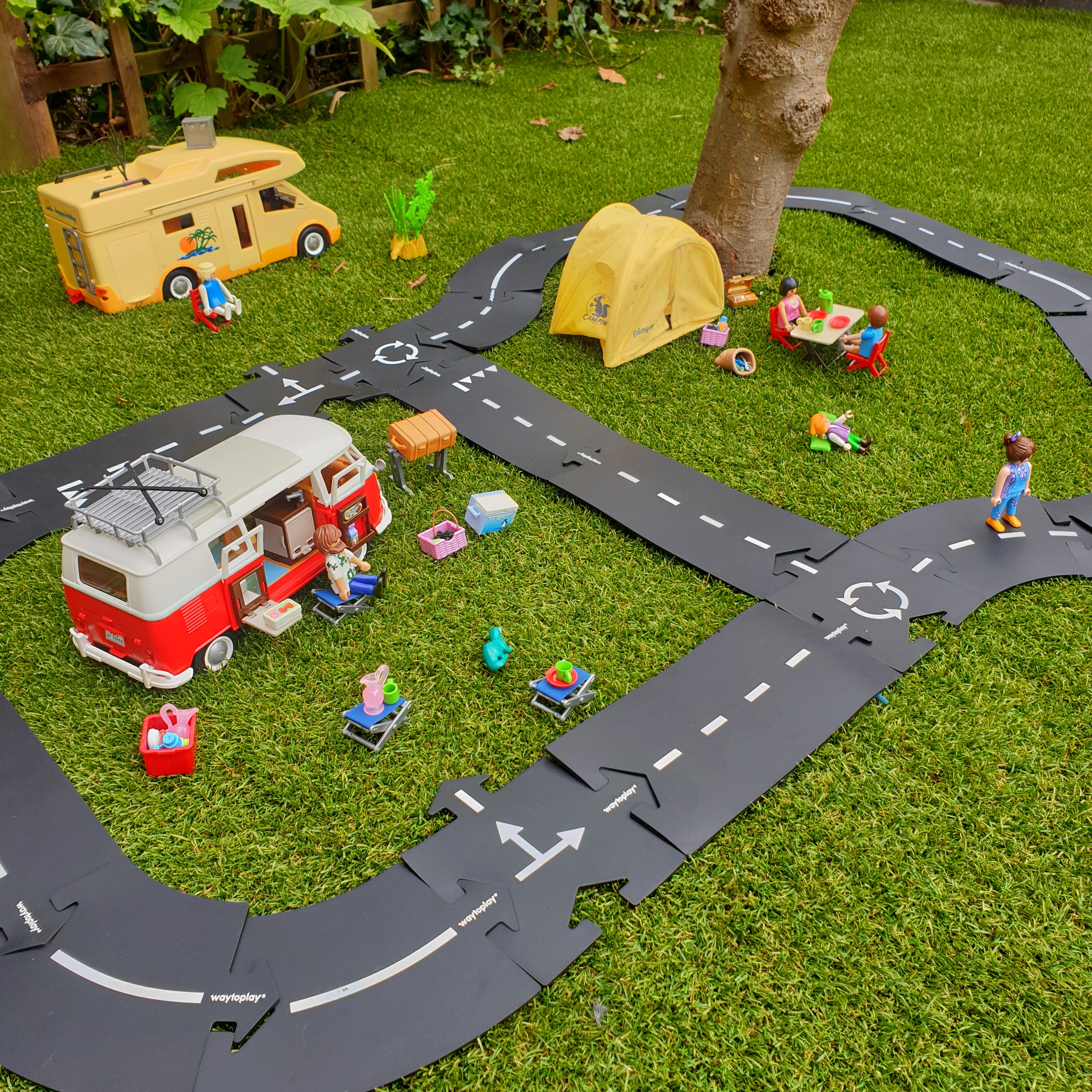 Onze kids bucketlist voor de meivakantie, leuke activiteiten voor kinderen. Zoals de flexibele autobaan van Way to Play. Met deze autoweg kun je zowel binnen als buiten spelen en hij is leuk te combineren met ander speelgoed.
