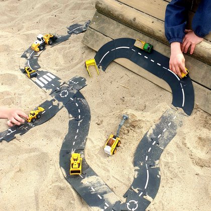 Onze zomer bucketlist: leuke zomervakantie activiteiten voor kinderen. Zoals deze Way to Play flexibele autobaan: leuk binnenspeelgoed en buitenspeelgoed. Waytoplay kun je in de zandbak of op het strand gebruiken, leuk in combinatie met bouwautootjes en kleine graafmachines.