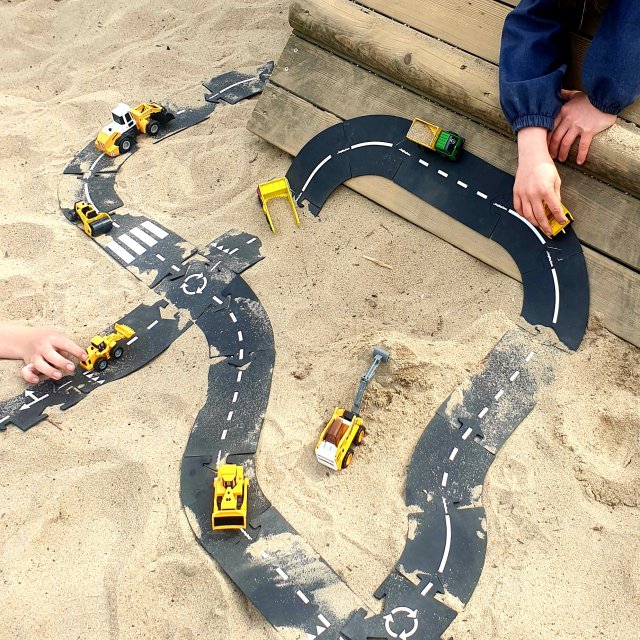 Way to Play flexibele autobaan: leuk binnenspeelgoed en buitenspeelgoed. Waytoplay kun je in de zandbak gebruiken, leuk in combinatie met bouwautootjes en kleine graafmachines.