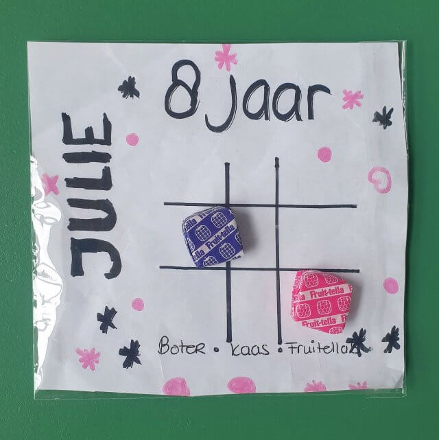 50 traktatie ideeën voor kinderen: verjaardag vieren op crèche of school. Deze boter kaas en eieren met Fruittella is een leuk cadeautje.