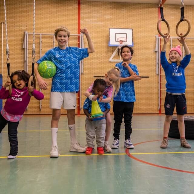 KLABU heeft een collectie gelanceerd voor kinderen. De missie van KLABU is <em>support the unbeatable spirit</em>. 50% van de winst van KLABU wordt geïnvesteerd in sportclubhuizen in vluchtelingenkampen? Door de clubhuizen, zogeheten KLABU’s, op te zetten wil KLABU het leven van vluchtelingen in vluchtelingenkampen verbeteren aan de hand van sport. Er is een KLABU-winkel op de Haarlemmerdijk in Amsterdam, maar ze hebben natuurlijk ook een webshop. 