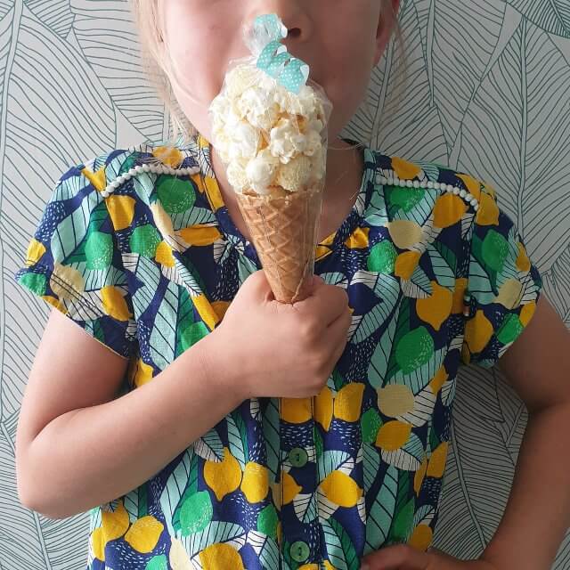 50 traktatie ideeën voor kinderen: verjaardag vieren op crèche of school. Kleine meis kreeg dit leuke ijsje van popcorn op school. 