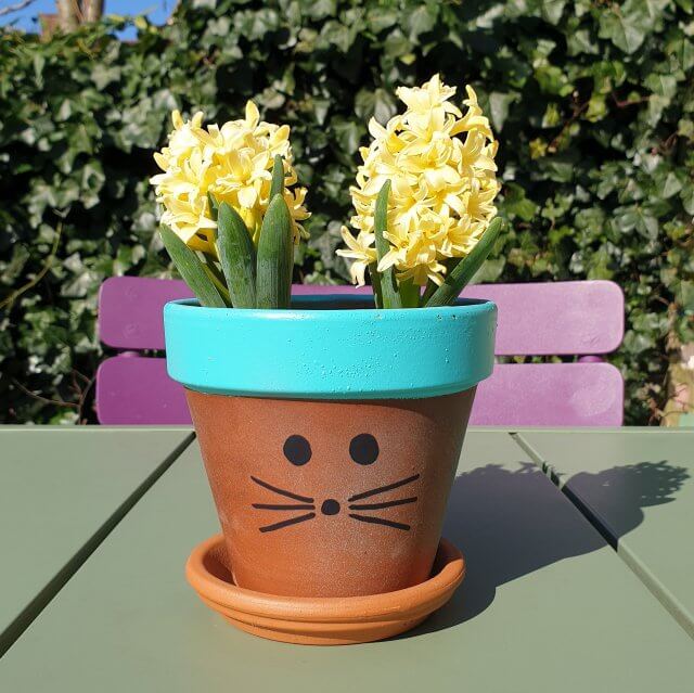 Knutselen voor Pasen: de leukste ideeën. Terracotta plantenpotje in de vorm van een paashaas, met twee hyacinten er in, maar andere lente bollen zijn ook leuk. 
