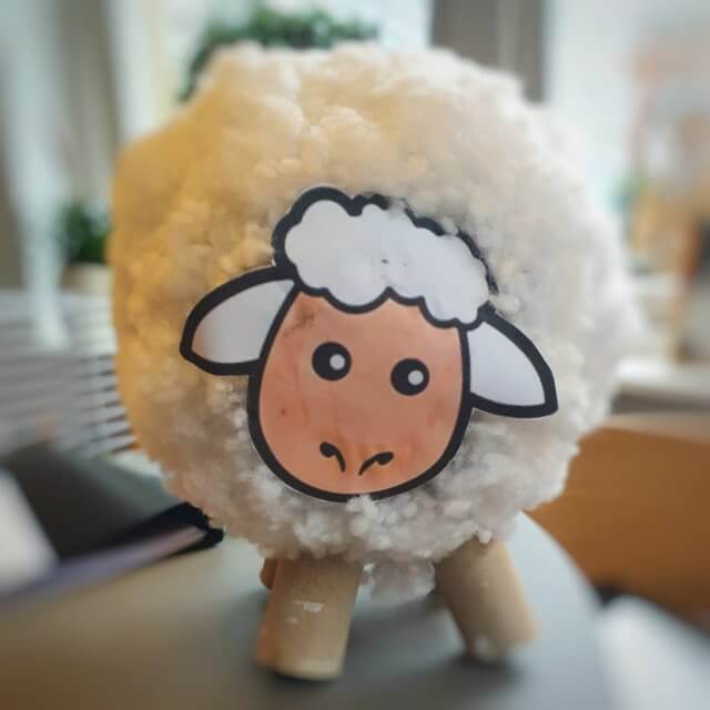 Lente en zomer knutselen: leuke ideeën voor kinderen. Zoals dit schaap of lammetje van wol en wc rollen, leuk voor de lente.