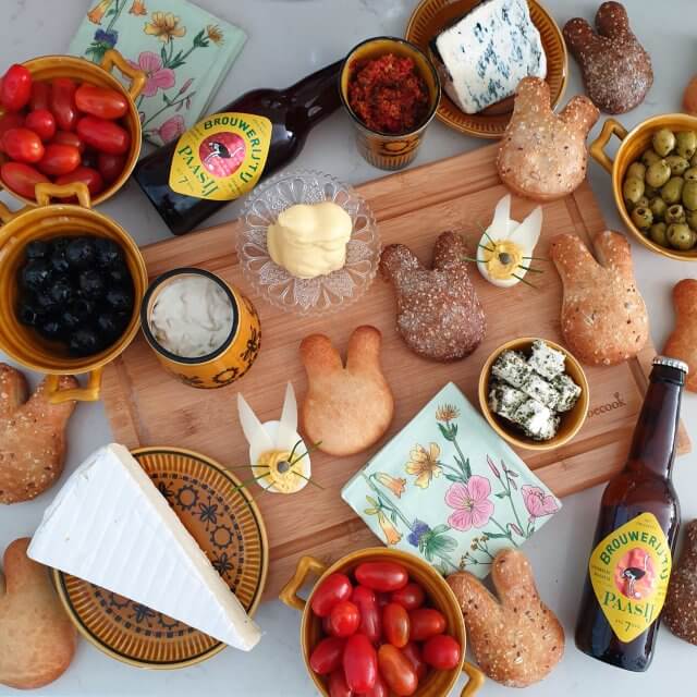 Borrelplank voor Pasen: leuke recepten voor ouders en kinderen. Bij Pasen denk je al snel aan het paasontbijt of de paasbrunch. Maar een borrelplank is ook hartstikke gezellig voor Pasen. Zo vul je een borrelplank vol lekkere dingen.