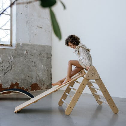 Peuter verjaardag: cadeau ideeën voor kinderen van 2 of 3 jaar. Deze houten klimrekken van Jindl zijn gebaseerd op de pikler triangle geïnspireerde klimdriehoek. Je kunt ze los kopen, of met een glijbaan combineren.