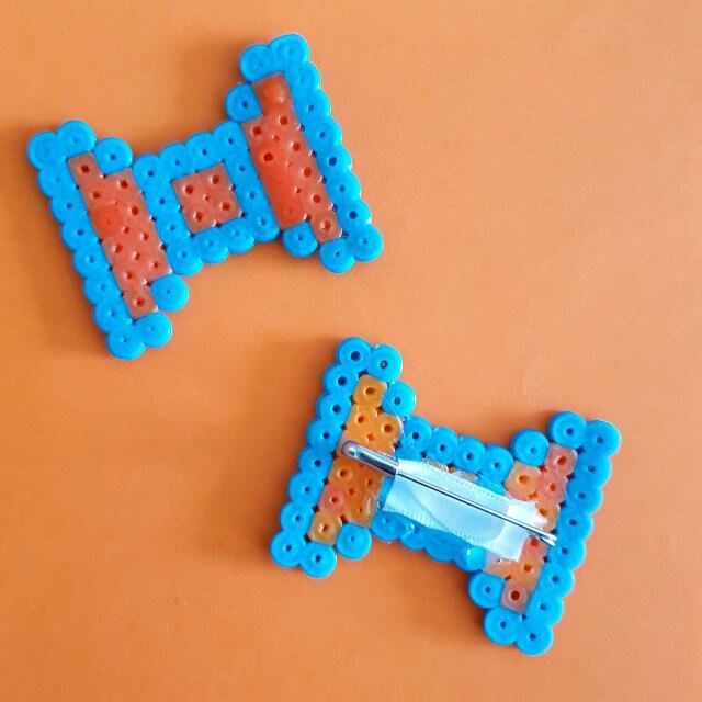 Knutselen voor Koningsdag en Oranje. De kids waren op zoek naar iets leuks om te verkopen op de vrijmarkt. Strijkkralen broches moesten het worden, besloten ze. We maakten ze heel eenvoudig. Een oranje kroon, een medaille, een strikje en een rood wit blauw hartje.