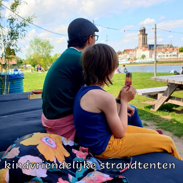 De leukste kindvriendelijke strandtenten in Nederland: zomer met kinderen. Lekker wandelen of zwemmen in zee, een meer of rivier en vervolgens relaxen bij een strandtent, bij voorkeur met speeltuin. Bijvoorbeeld Meadow op het Deventer Stadsstrand: popup strandtent in het zomerseizoen, aan de overkant van de IJssel.