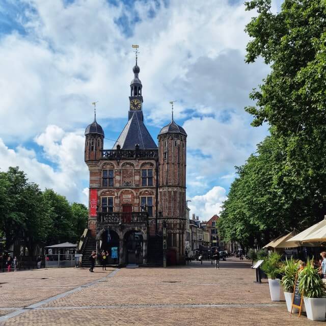 Deventer is een oude Hanzestad en dat zie je terug in de binnenstad. Museum de Waag op de Brink laat de geschiedenis van Deventer zien. Aangezien het om de hoek van het Speelgoedmuseum zit, kun je het goed combineren.