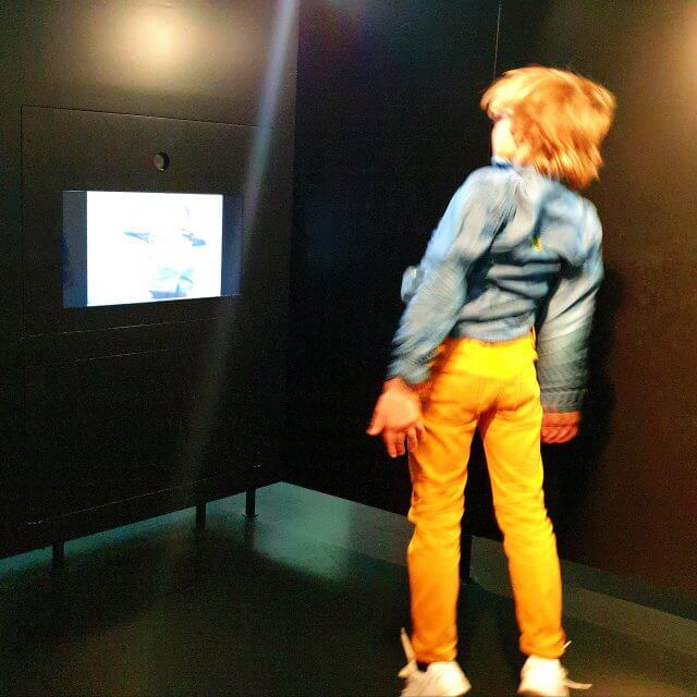 Filmmuseum EYE: leuk museum uitje met kinderen in Amsterdam Noord. Met bijvoorbeeld een kleine studio, waarin je een filmpje van jezelf kunt maken. De meest recente filmpjes zijn aan de buitenkant te bekijken. Ben je tevreden over het filmpje, dan kun je er een flipbook van maken. 