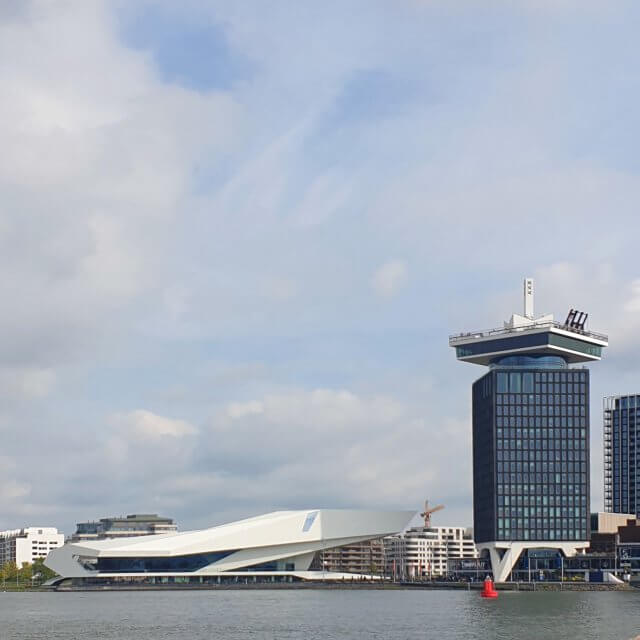 Het gebouw van filmmuseum EYE is een echte eye catcher. Het ligt aan de IJ-oever, tegenover het Centraal Station van Amsterdam. De buitenkant van het gebouw is groot mozaïek van 15.000 witte panelen. Maar ook de binnenkant van filmmuseum EYE is bijzonder met allerlei speelse ruimtes, leuk om eens goed rond te kijken met kinderen. Het restaurant van EYE heeft een prachtig terras dat uitkijkt over het IJ. 