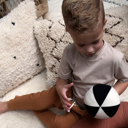 Leukste kraamcadeau: 101 cadeau ideeën voor de geboorte van een baby. Little Indians heeft prachtige duurzame babykleertjes. Daarnaast hebben ze andere leuke kraamcadeaus, zoals dingen voor de babykamer en speelgoed.