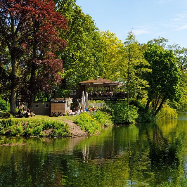 Parkcafé Mees op het Vogeleiland in Deventer: kindvriendelijk restaurant. Super idyllisch en toch midden in het centrum van Deventer. Want Parkcafé Mees ligt op het Vogeleiland, op wandelafstand van het station in Deventer. Terwijl je op het terras aan het water zit, spelen de kids op het Vogeleiland. Aanrader!