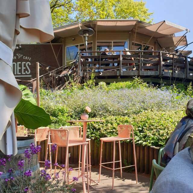 Parkcafé Mees op het Vogeleiland in Deventer: kindvriendelijk restaurant. Super idyllisch en toch midden in het centrum van Deventer. Want Parkcafé Mees ligt op het Vogeleiland, op wandelafstand van het station in Deventer. Terwijl je op het terras aan het water zit, spelen de kids op het Vogeleiland. Aanrader!