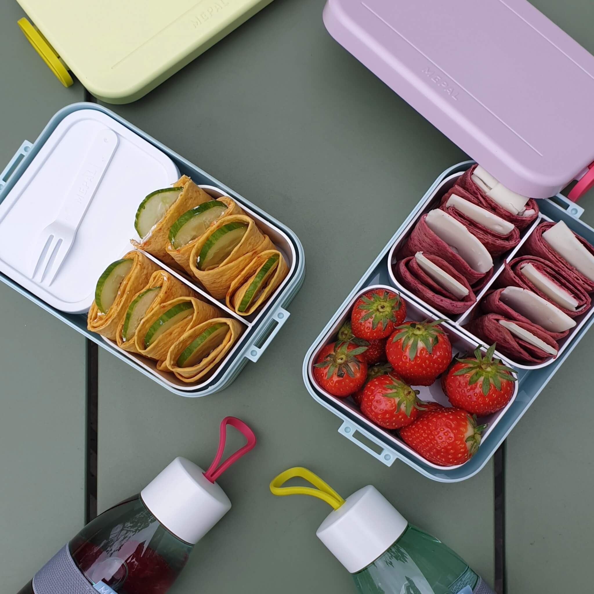 Voor wat grotere kids en tieners is er de Take a Break serie, in allerlei maten. Op dit moment heeft Mepal een hele toffe tijdelijke collectie. Strawberry Vibe is lichtblauw, lila en roze. Lemon Vibe is is lichtblauw met lichtgeel en groengeel. Er zijn waterflessen, lunchboxes en lunchpotten.