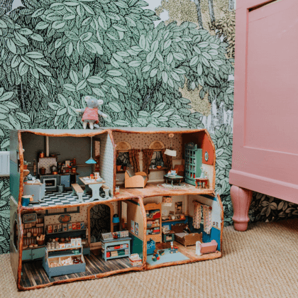 Het Muizenhuis bestaat echt, het is een gigantisch poppenhuis voor muizen. De foto's in het boek zijn van dit echte muizenhuis, de verhalen over de brutale Julia en de verlegen Sam vinden onze kinderen fantastisch. En weet je dat je van het Muizenhuis ook allerlei leuke cadeautjes kunt kopen? Natuurlijk de muizen, maar bijvoorbeeld ook knutselpakketten en kaarten.