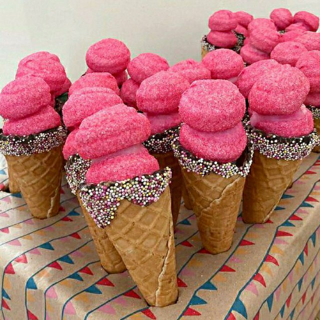 50 traktatie ideeën voor kinderen: verjaardag vieren op crèche of school. Yvette maakte deze ijsjes van snoep samen met haar dochter. Met ijshoorntjes gesmolten chocolade, discodip en allerlei snoepjes.