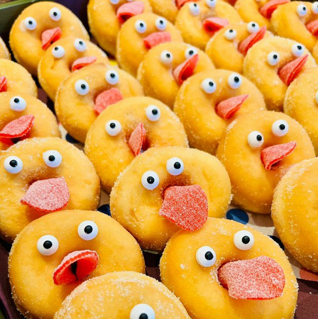 50 traktatie ideeën voor kinderen: verjaardag vieren op crèche of school. Luce maakte met haar dochter deze vrolijke smileys traktatie van mini donuts. Ze maakte de tong van zure matten en de oogjes zijn suikeroogjes. 