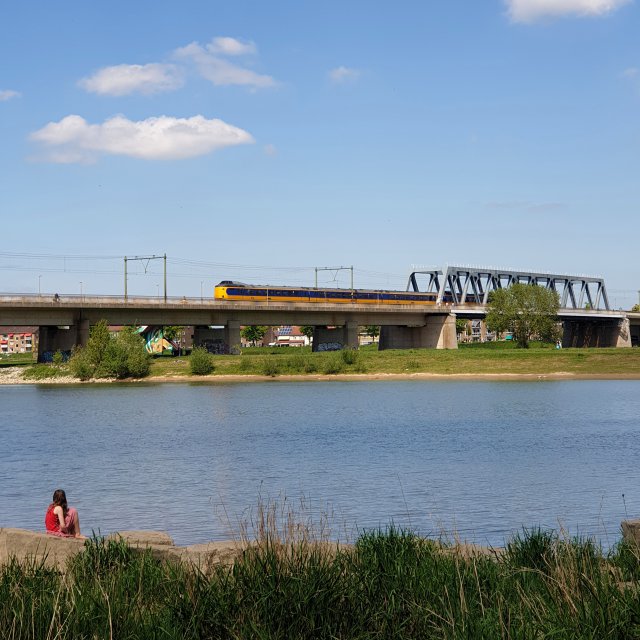 met de trein over de spoorbrug