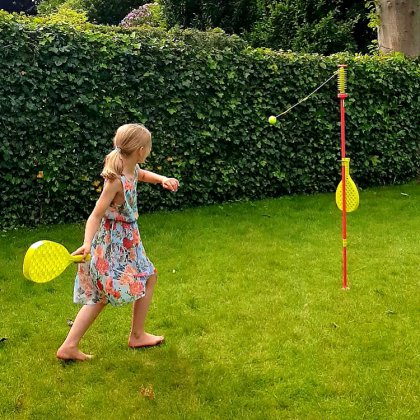 Verjaardag cadeau ideeën voor kinderen van 9, 10, 11 of 12 jaar. Een tennispaal  is leuk buitenspeelgoed voor in de tuin of op de camping. 