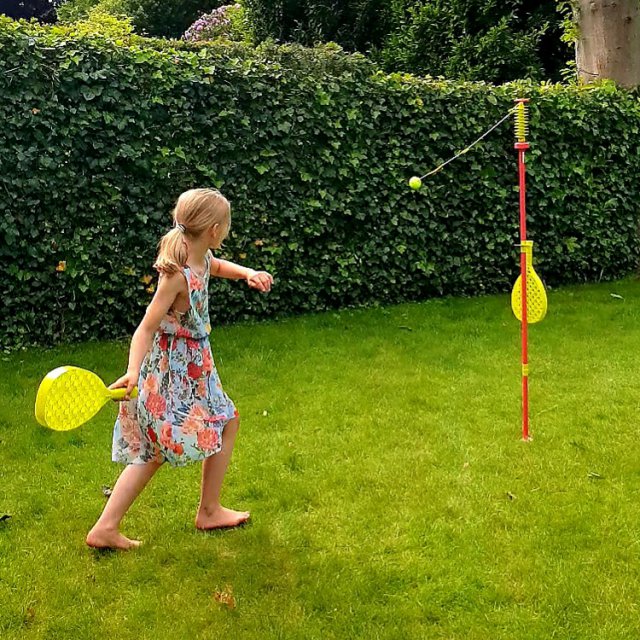 De Leuke Update #46 | kids nieuws, musthaves, uitjes | zomer tips. Als je een cadeau meeneemt en er wordt de hele middag mee gespeeld door kids, papa's en opa's... dan weet je dat het een goede keuze is! Wij hebben zelf een tennispaalmet voet, die kun je overal neerzetten. Op het gras kan zo'n voet een kale plek geven, dus voor ons nichtje kochten we deze tennispaal die je in het gras prikt.