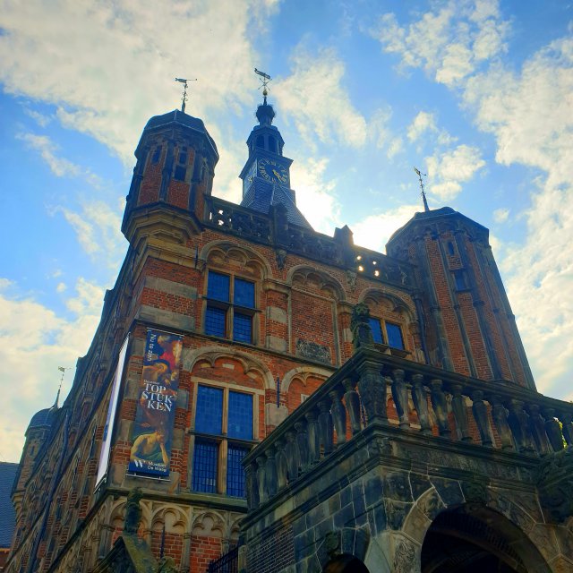 Deventer is een oude Hanzestad en dat zie je terug in de binnenstad. Museum de Waag op de Brink laat de geschiedenis van Deventer zien. Aangezien het om de hoek van het Speelgoedmuseum zit, kun je het goed combineren.