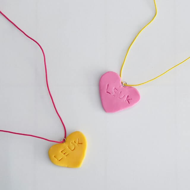 101 ideeën om te knutselen met kinderen. Deze hartjes ketting maakten we van FIMO klei, daar kun je mooie sieraden mee maken.