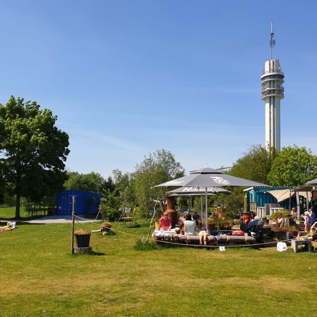 Het Veerkwartier in Haarlem, een kleurrijke hippie strandtent in de stad aan het strand van de Veerplas. Het strand is er lang en er ligt een ballenlijn. Daarnaast is er een groot grasveld met een speeltuintje en genoeg ruimte om te spelen. Er een kindermenu.