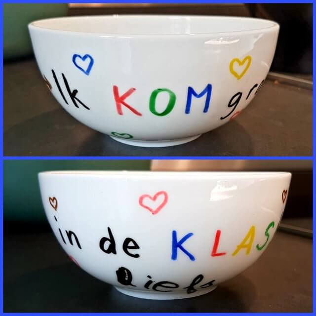 De leukste cadeau ideeën voor de juf of meester: knutselen en shoppen. Miriam knutselde met haar zoons deze kommen met tekst. Ik kom graag bij jou in de klas. Kommen en mokken kun je versieren met porseleinstiften.