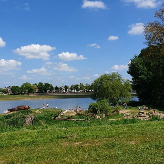 Aan de overkant van de IJssel, aan de zuidwestzijde, ligt het vroegere Worpplantsoen. Naast Stadscamping Deventer ligt natuurspeelplaats Woeste Willem. Hier kunnen kinderen lekker met water kliederen. Een reserve setje kleding is in deze speeltuin wel een must. 