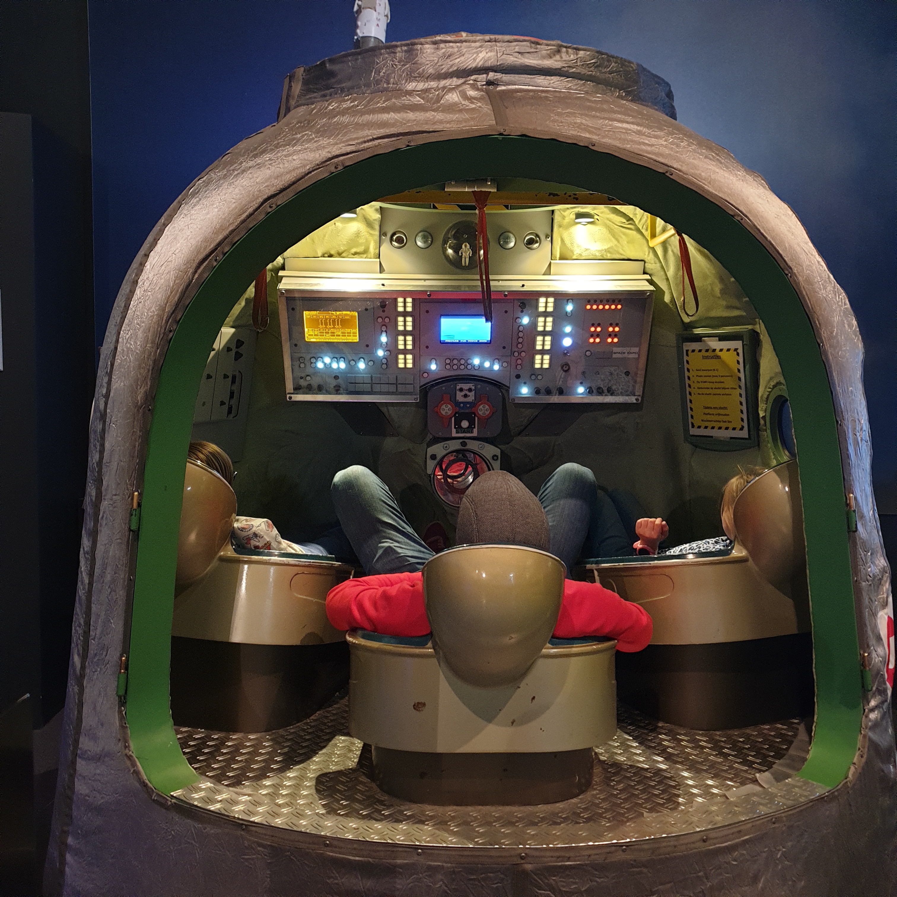 Space Expo in Noordwijk is een museum voor ruimtevaartgeschiedenis. Je ziet hier verschillende ruimtevaartuigen en satellieten, deels nagemaakt. Zo staat midden in de ruimte International Space Station Zvezda, je kunt dus een kijkje nemen in een echt ruimtevaartuig. We gingen met ons meisje van 8 jaar en onze jongen van 11 jaar.