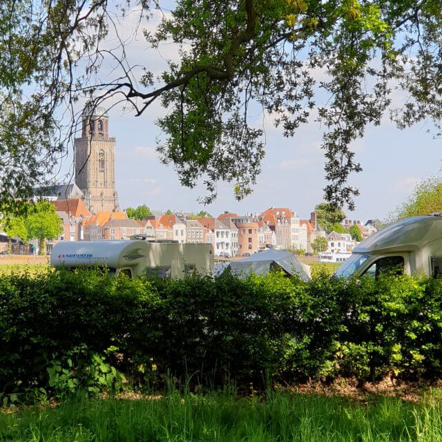 Stadscamping Deventer ligt vlakbij het centrum, aan de noordzijde van de IJssel. Je hebt hier een prachtig uitzicht op de oude stad. Met een voetveer ga je naar de oude binnenstad, of over de brug een stukje verderop.