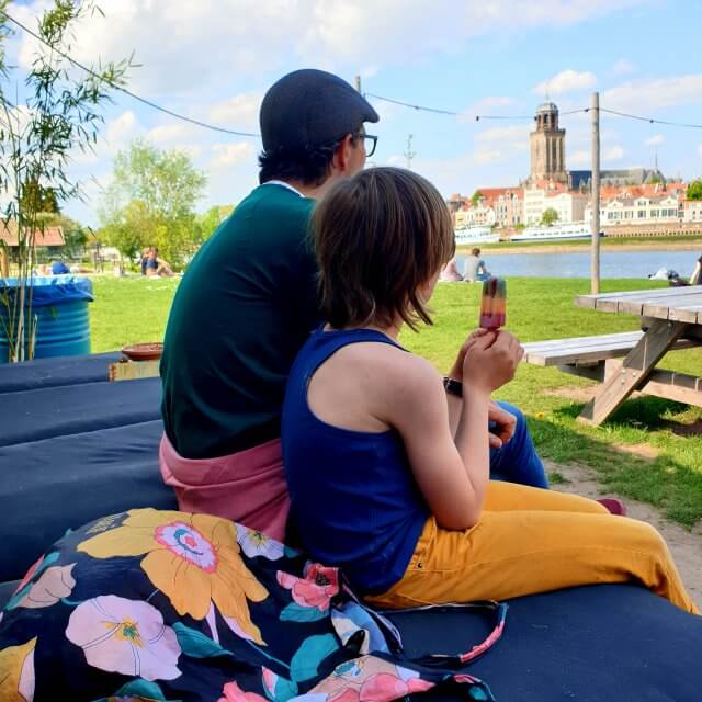 Aan de overkant van de IJssel, aan de zuidwestzijde, ligt het Deventer Stadsstrand. In het zomerseizoen is Meadow een leuke popup strandtent. Rondom de strandtent is gras waar kinderen lekker kunnen spelen. 