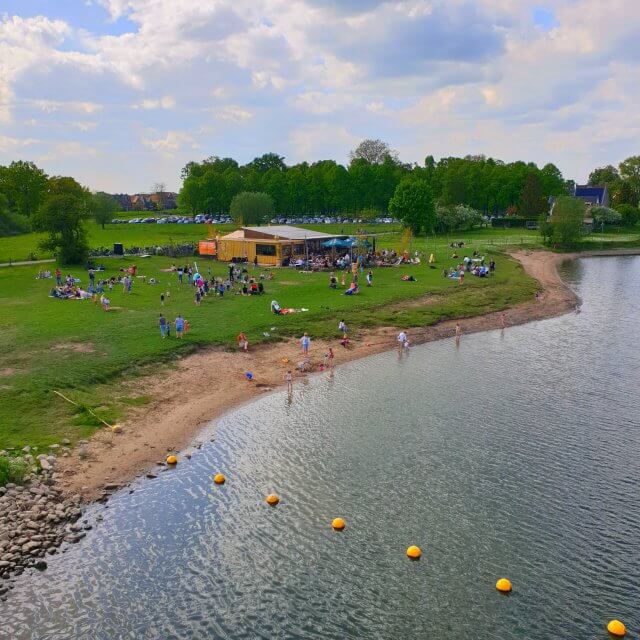 Aan de overkant van de IJssel, aan de zuidwestzijde, ligt het Deventer Stadsstrand. In het zomerseizoen is Meadow een leuke popup strandtent. Rondom de strandtent is gras waar kinderen lekker kunnen spelen. 