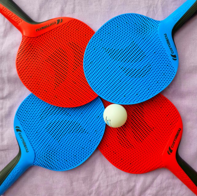 Denk ik aan vakantie, dan denk ik aan tafeltennis. Eindeloos met zijn allen rond de tafel spelen op de camping. Met mijn vorige tafeltennisbatje had ik 30 jaar gedaan, dus ik ging voor een goed merk. Het werd een eco set van het Franse merk Cornilleau voor het hele gezin.