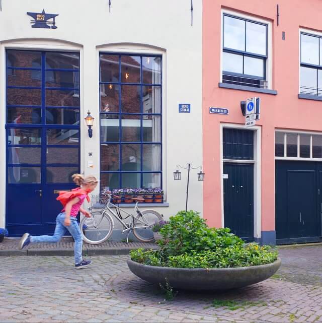 Bij de VVV op de Brink kun je souvenirs kopen, maar ook wandelingen. Er zijn verschillende wandelingen door het Bergkwartier in Deventer, een om met kinderen te doen en een met tieners. Wij kochten de wandeling voor kinderen. Het Bergkwartier is de mooie oude wijk aan de voet van de Bergkerk. Hier dwaal je door idyllische straatjes. 