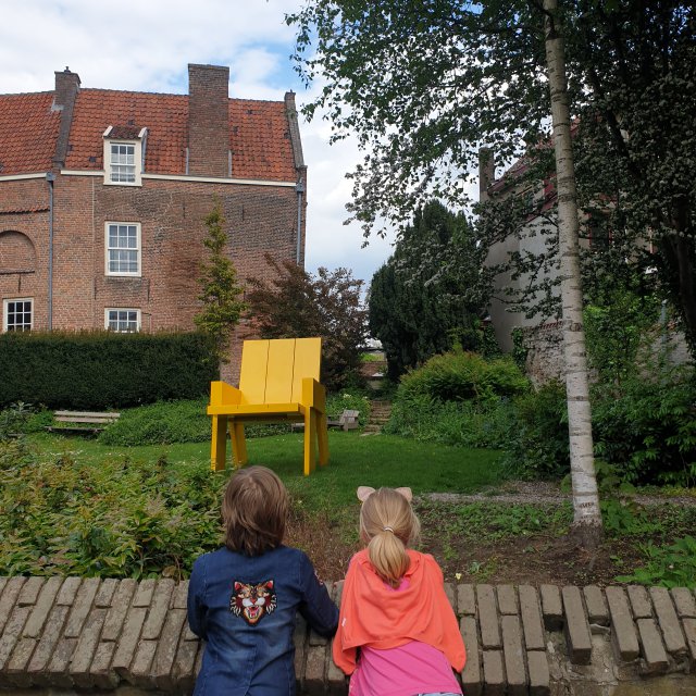 Bij de VVV op de Brink kun je souvenirs kopen, maar ook wandelingen. Er zijn verschillende wandelingen door het Bergkwartier in Deventer, een om met kinderen te doen en een met tieners. Wij kochten de wandeling voor kinderen. Het Bergkwartier is de mooie oude wijk aan de voet van de Bergkerk. Hier dwaal je door idyllische straatjes. 