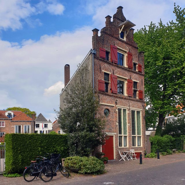 Bij de VVV op de Brink kun je souvenirs kopen, maar ook wandelingen. Er zijn verschillende wandelingen door het Bergkwartier in Deventer, een om met kinderen te doen en een met tieners. Wij kochten de wandeling voor kinderen. Het Bergkwartier is de mooie oude wijk aan de voet van de Bergkerk. Hier dwaal je door idyllische straatjes. 