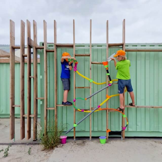 De leukste waterspelletjes voor kinderen, thuis of op de camping. Je kunt je eigen waterbaan maken, van oude pvc buizen en flexibele buizen, een pilon, touw en duct tape.