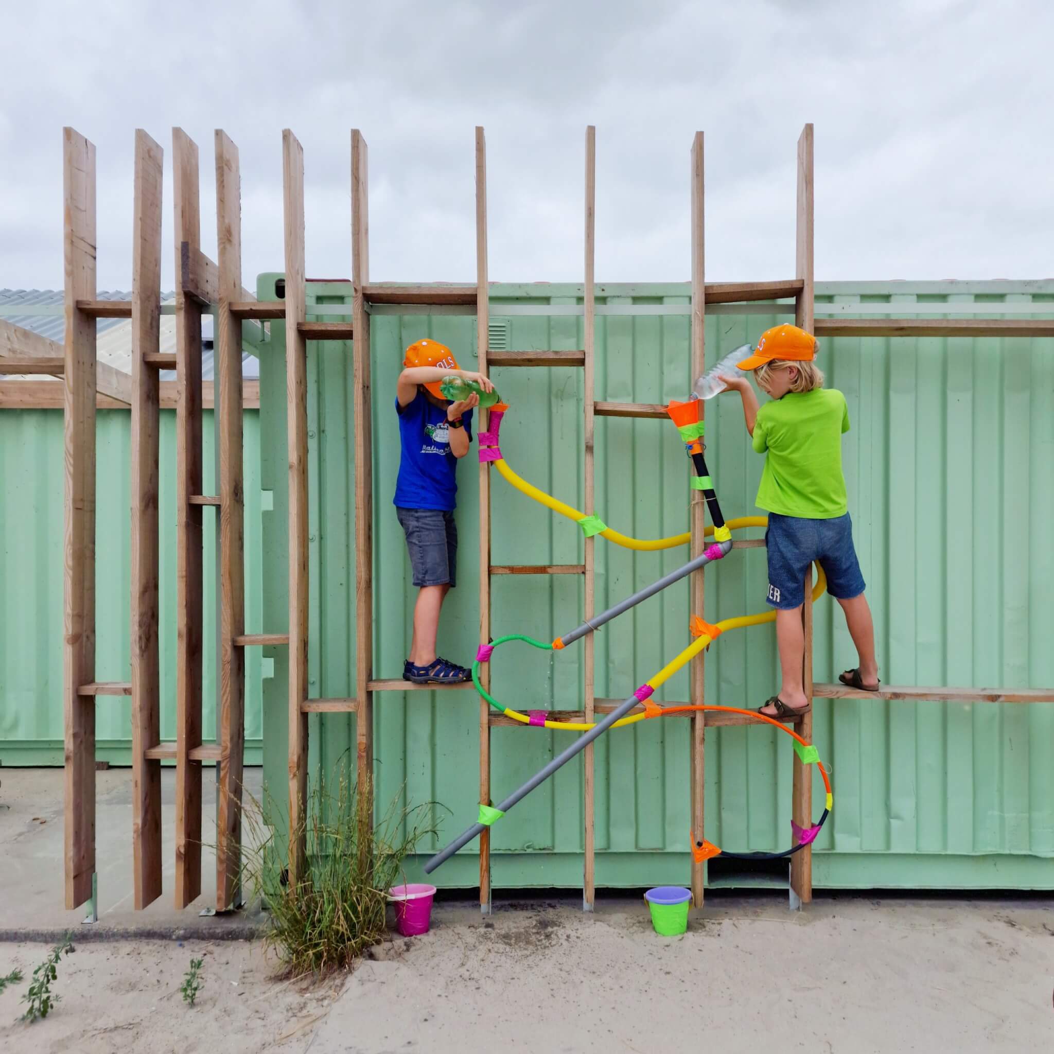 Waterspelletjes zijn leuk met kinderen, thuis of op de camping.