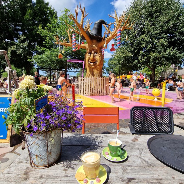 Hans en Grietje in Zeewolde is een pannenkoekhuis en speelpark in sprookjesthema. Buiten zijn er sprookjeshuisjes, speeltuin, trampoline en fietsjes. Binnen gebeurt er van alles: er zijn glijbanen, een speelhuisje en de tafels draaien. Het is eigenlijk een binnenspeeltuin en buitenspeeltuin, waar je ook pannenkoeken kunt eten. De waterspeeltuin is met kleintjes een leuk alternatief voor een zwembad.