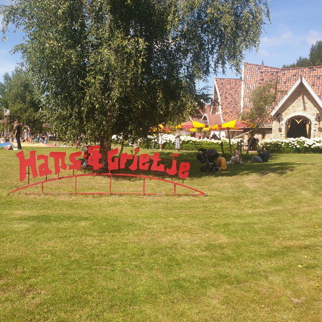 Pannenkoekenhuis met speeltuin: 50 kindvriendelijke restaurants. Hans en Grietje in Zeewolde is een pannenkoekhuis en speelpark in sprookjesthema. Buiten zijn er sprookjeshuisjes, speeltuin, trampoline en fietsjes. Binnen gebeurt er van alles: er zijn glijbanen, een speelhuisje en de tafels draaien. Het is eigenlijk een binnenspeeltuin en buitenspeeltuin, waar je ook pannenkoeken kunt eten. De waterspeeltuin is met kleintjes een leuk alternatief voor een zwembad.